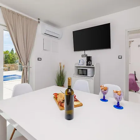 Apartment Mit 28m2 Grossem Pool Unweit Heilschlamm Bucht Kras
