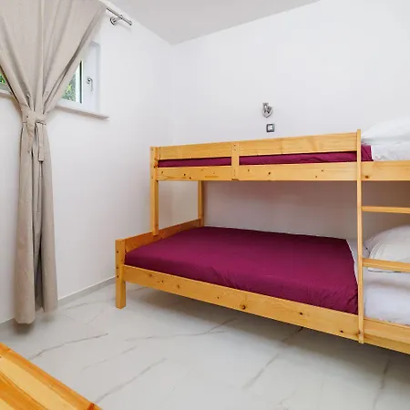 Mit 28m2 Grossem Pool Unweit Heilschlamm Bucht * Kras