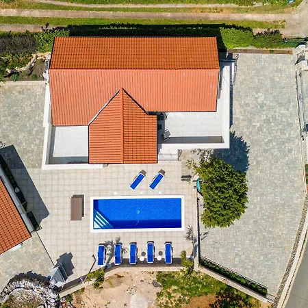 Apartment Mit 28m2 Grossem Pool Unweit Heilschlamm Bucht Kras