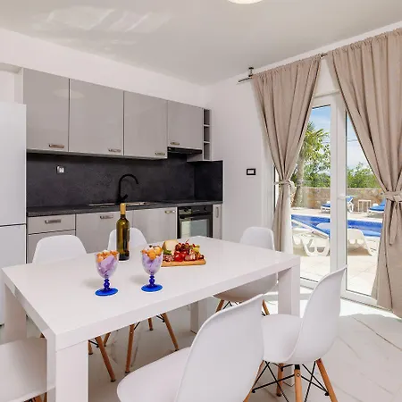 Mit 28m2 Grossem Pool Unweit Heilschlamm Bucht * Kras