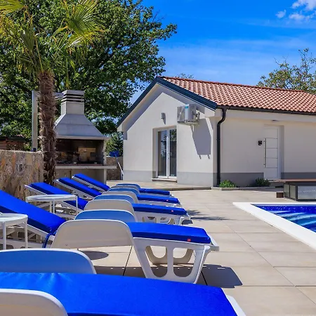 Lejlighed Mit 28m2 Grossem Pool Unweit Heilschlamm Bucht Kras