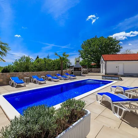 Apartment Mit 28m2 Grossem Pool Unweit Heilschlamm Bucht Kras