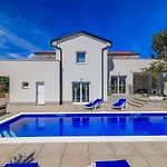 Mit 28m2 Grossem Pool Unweit Heilschlamm Bucht *