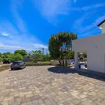 아파트 Mit 28m2 Grossem Pool Unweit Heilschlamm Bucht Kras