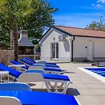 아파트 Mit 28m2 Grossem Pool Unweit Heilschlamm Bucht Kras