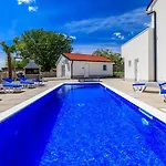 아파트 Mit 28m2 Grossem Pool Unweit Heilschlamm Bucht Kras