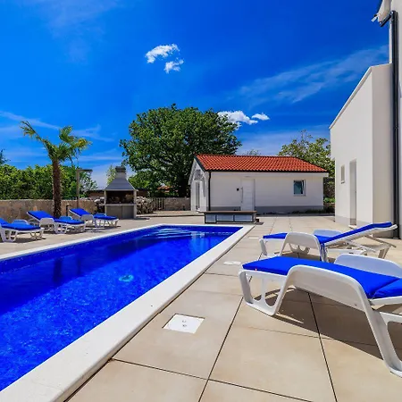 Mit 28m2 Grossem Pool Unweit Heilschlamm Bucht Kras